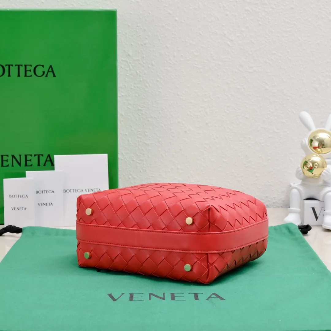 Batch 1360 #BvWallace Shoulder Lunch Bag 🔥 A lunch box bag that you can just grab and go. It is made of classic intrecciato weaving technology and reflects the craftsmanship of Bottega. The entire bag is made of top-grade happa lambskin. It is very soft and lightweight. The small bag shape is cute and exquisite. The interior capacity is also very large and can be carried under the arm. It is quite practical! The bottom of the bag is made of gold metal to prevent wear and tear. The details are really good! Choose this elegant commuting bag for Zaoba people~ Size: 22x13x9.5, model number; 7748#